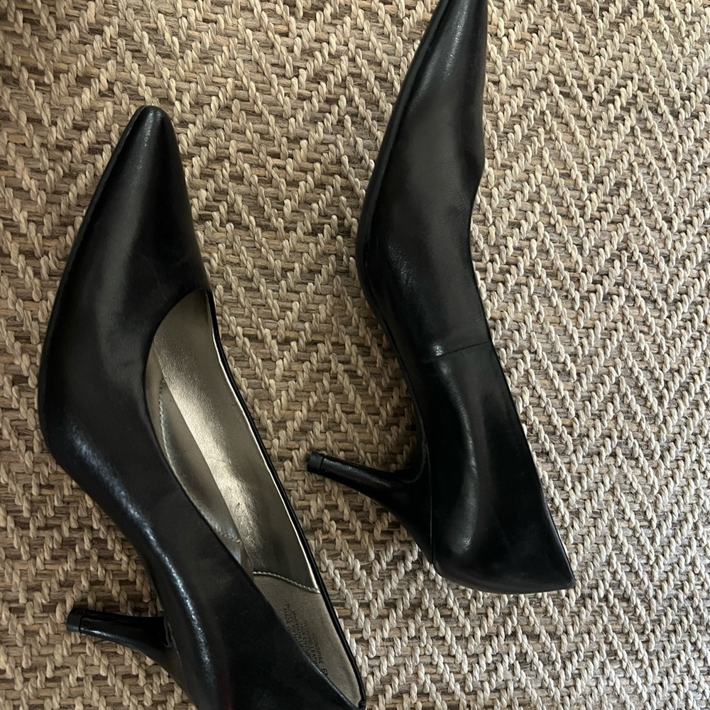 Gorgeous black leather, comfy Bandolino pumps in excellent condition!